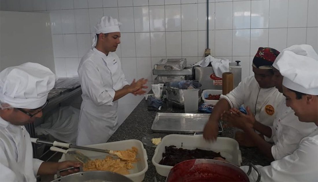 Alunos de Gastronomia UNISUAM preparam banquete para evento