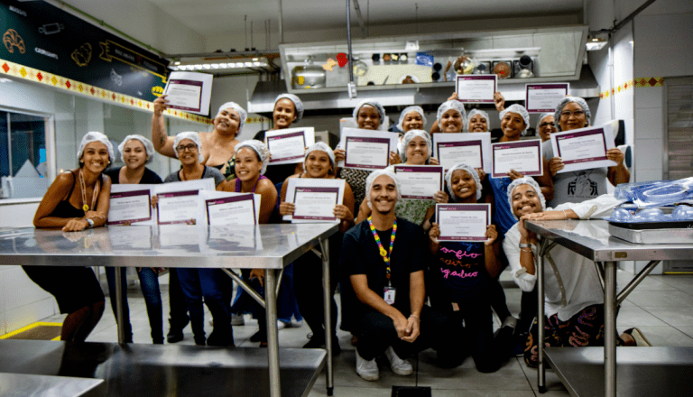 UNISUAM realiza oficina de chocolate para mulheres do Complexo do Alemão