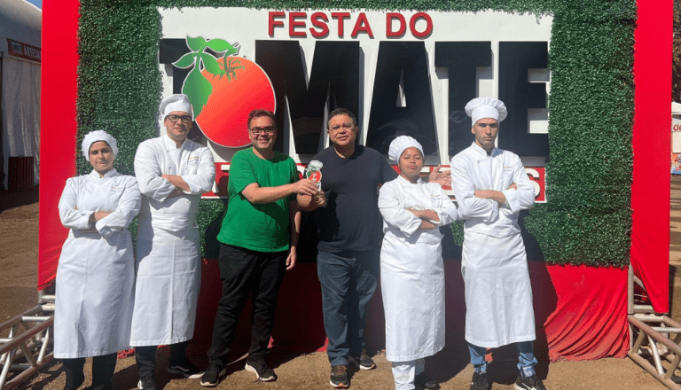 Estudantes de Gastronomia da UNISUAM são premiados em Concurso Culinário da Festa do Tomate 2023