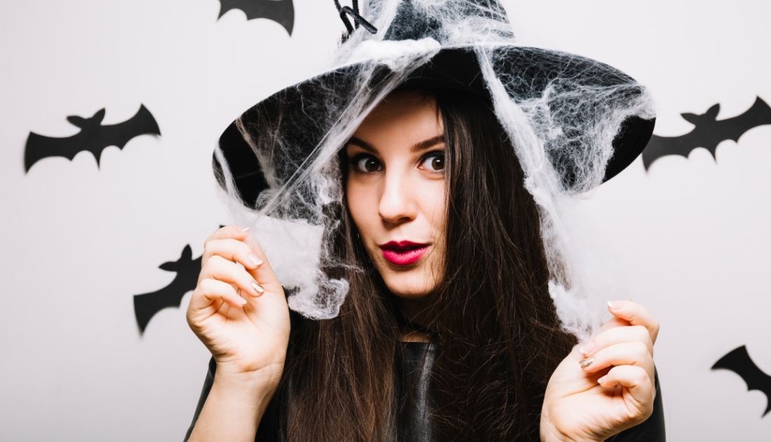 Mulher fantasiada de bruxa para o Halloween