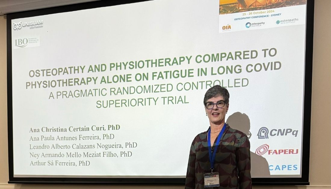 Ana Curi palestrando no Osteopathy Australia Conference