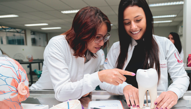 Alunas de Odontologia na UNISUAM em aula