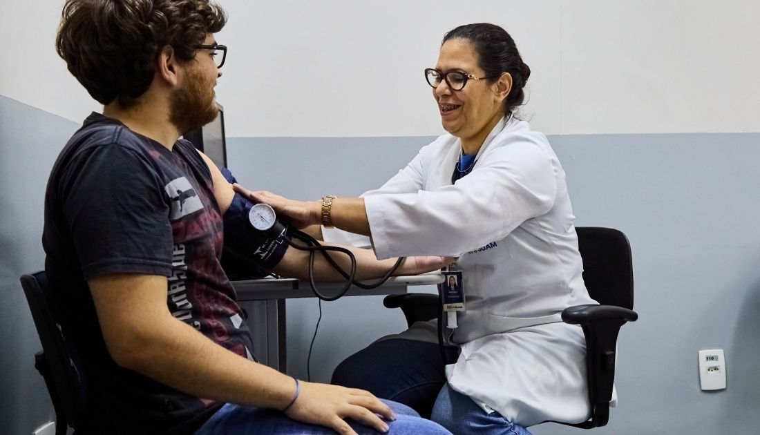 Enfermeira da CLESAM atendendo um paciente